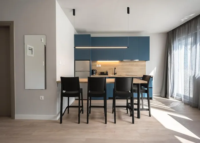 Lux Locals 2 By Luxlikehome Apartmán