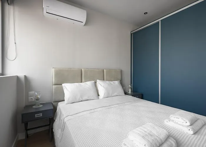 Lux Locals 2 By Luxlikehome Apartament